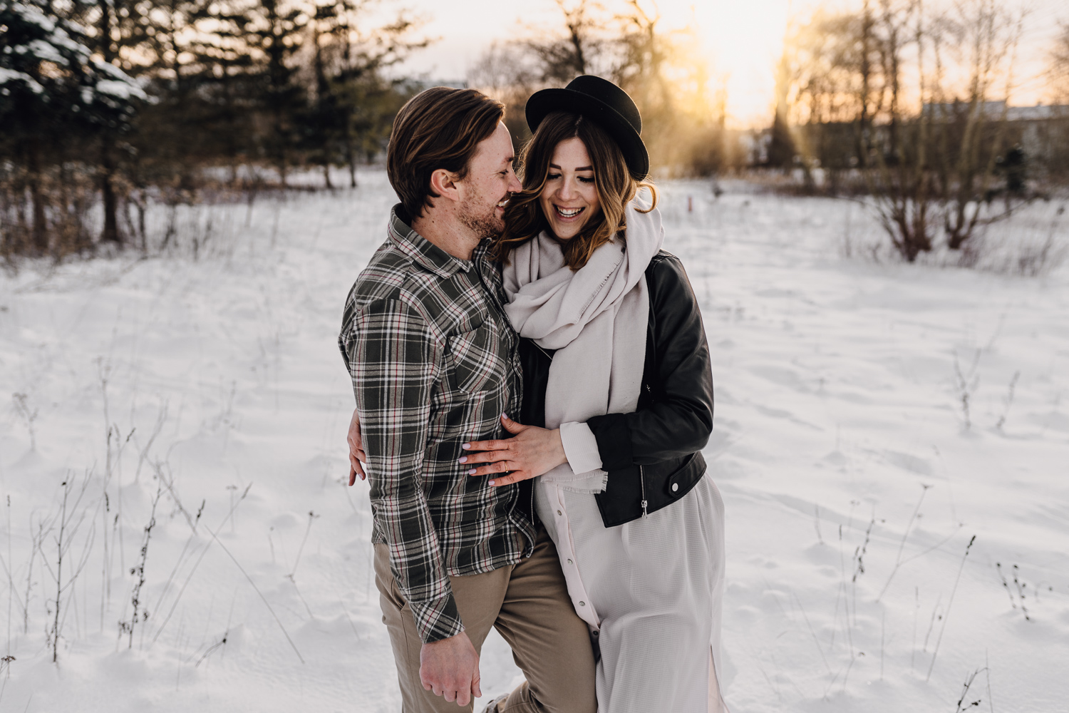 Babyauchshooting Maternity Schwangerschaft Babybauch Momtobe Osnabrück Melle Niedersachsen Lichterglanz Fotografie Münster Minden Telgte Heideshooting Heide Couple Shooting Paarfotografie Schneeshooting Schnee
