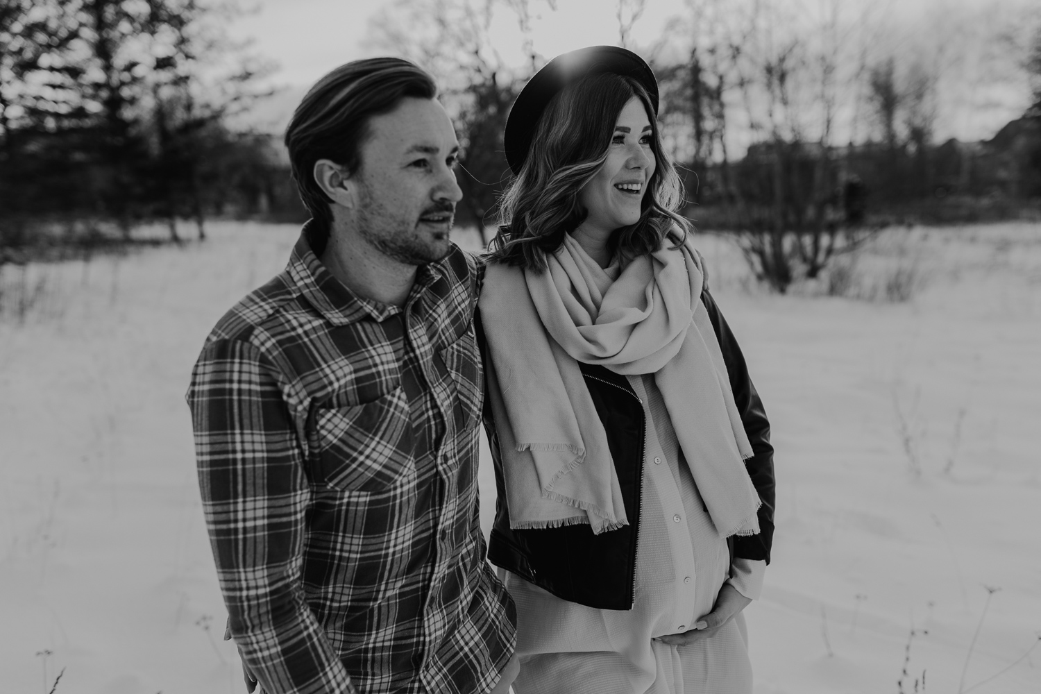 Babyauchshooting Maternity Schwangerschaft Babybauch Momtobe Osnabrück Melle Niedersachsen Lichterglanz Fotografie Münster Minden Telgte Heideshooting Heide Couple Shooting Paarfotografie Schneeshooting Schnee
