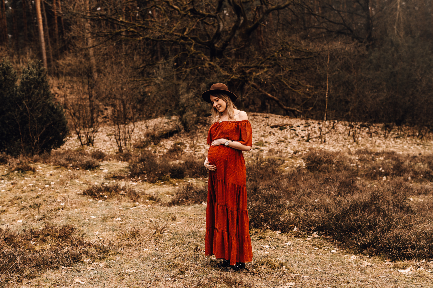 Babyauchshooting Maternity Schwangerschaft Babybauch Momtobe Osnabrück Melle Niedersachsen Lichterglanz Fotografie Münster Minden Telgte Heideshooting Heide Couple Shooting Paarfotografie Schneeshooting Schnee