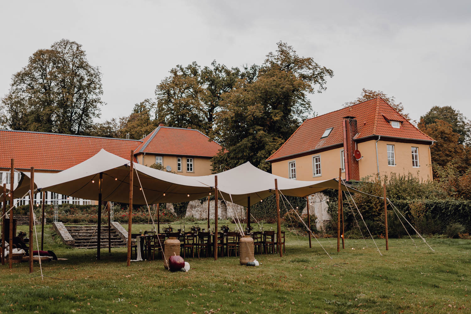 Gut Ostenwalde Melle Hochzeitsfotograf Osnabrück Hochzeitsfotografin Osnabrück Freie Trauungen Osnabrück Julian Hügelmeyer Osnabrück Hochzeitslocation Osnabrück Hochzeitsfotograf Münster Hochzeitsfotograf Lengerich Hochzeitsfotograf Ibbenbüren Hochzeit Lockdown Hochzeit Corona Hochzeitsfotograf Ostbevern Lichterglanz Fotografie Wild Daisy Wedding Brautmomente von Frau Lehmann Judys Genussbar Liebe im Quadrat Herbsthochzeit Hochzeitsblog Mit Liebe kreiert