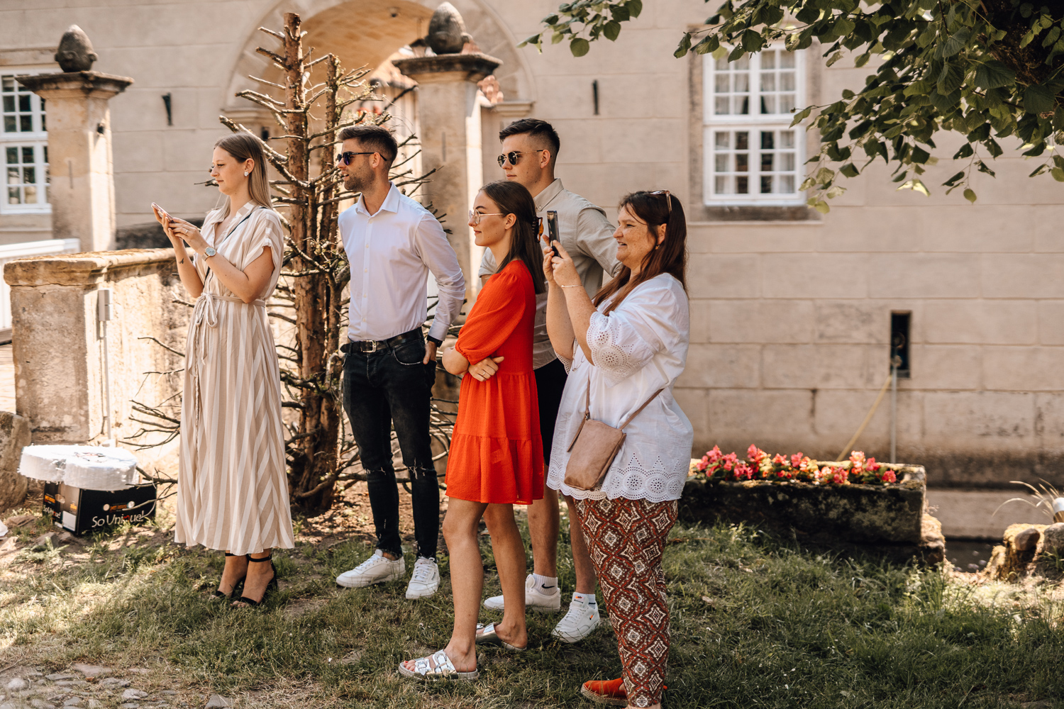Gartenhochzeit Hochzeitsfotograf Osnabrück Hochzeitsfotografin Osnabrück Freie Trauungen Osnabrück Julian Hügelmeyer Osnabrück Hochzeitslocation Osnabrück Hochzeitsfotograf Münster Hochzeitsfotograf Hochzeitsfotograf Haus Marck standesamtliche Trauung Osnabrück Hochzeit Lockdown Hochzeit Corona Hochzeitsfotograf Ostbevern Lichterglanz Fotografie Wild Daisy Wedding Brautmomente von Frau Lehmann Sommerhochzeit Hochzeitsblog Mit Liebe kreiert Jakob J. Lübke