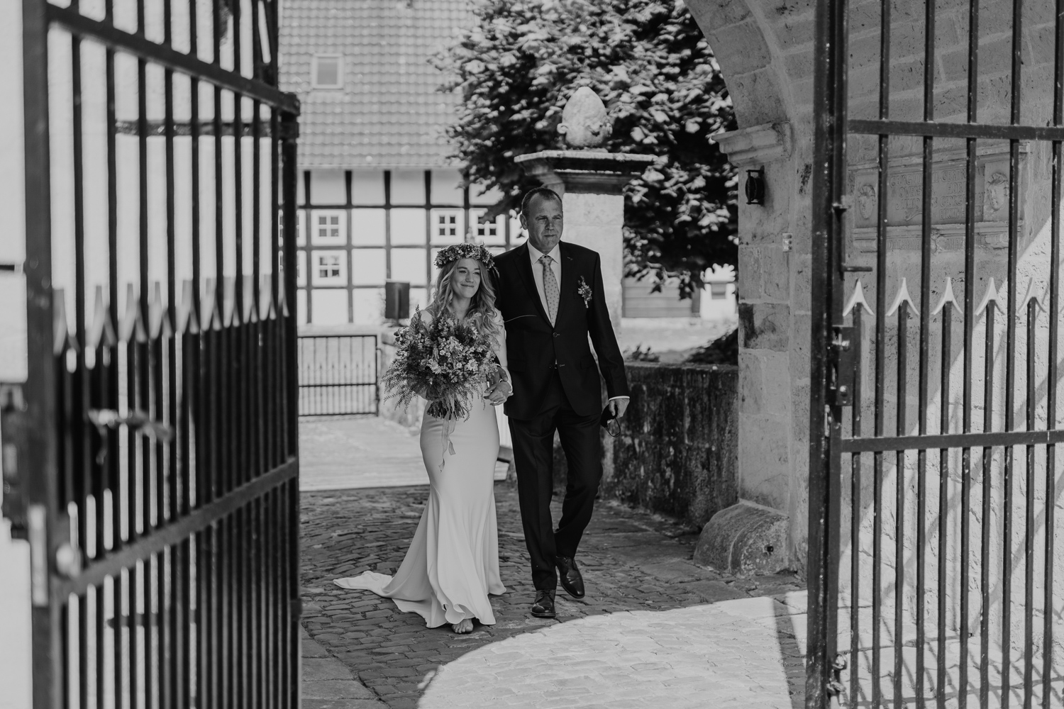 Gartenhochzeit Hochzeitsfotograf Osnabrück Hochzeitsfotografin Osnabrück Freie Trauungen Osnabrück Julian Hügelmeyer Osnabrück Hochzeitslocation Osnabrück Hochzeitsfotograf Münster Hochzeitsfotograf Hochzeitsfotograf Haus Marck standesamtliche Trauung Osnabrück Hochzeit Lockdown Hochzeit Corona Hochzeitsfotograf Ostbevern Lichterglanz Fotografie Wild Daisy Wedding Brautmomente von Frau Lehmann Sommerhochzeit Hochzeitsblog Mit Liebe kreiert Jakob J. Lübke