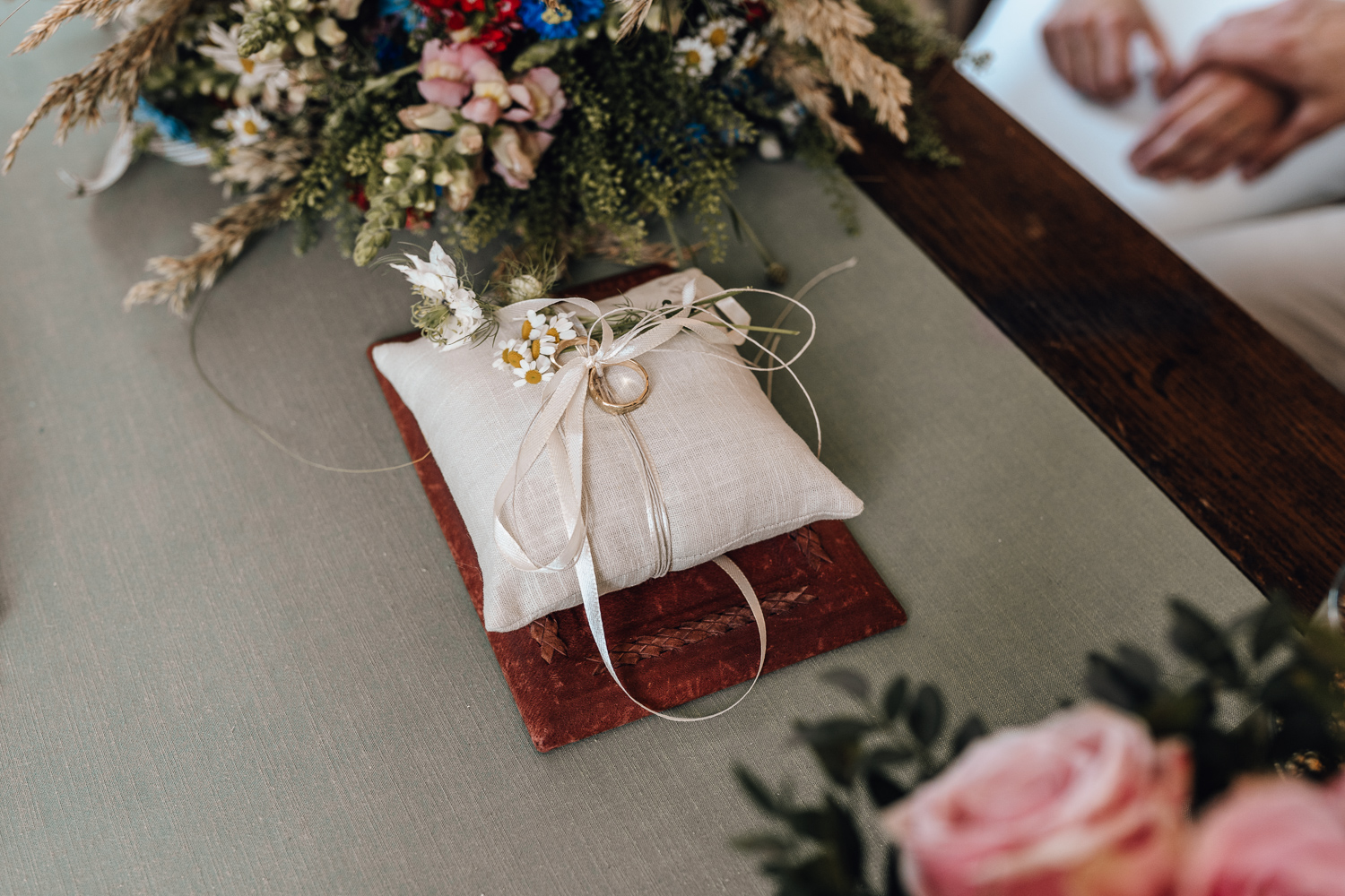Gartenhochzeit Hochzeitsfotograf Osnabrück Hochzeitsfotografin Osnabrück Freie Trauungen Osnabrück Julian Hügelmeyer Osnabrück Hochzeitslocation Osnabrück Hochzeitsfotograf Münster Hochzeitsfotograf Hochzeitsfotograf Haus Marck standesamtliche Trauung Osnabrück Hochzeit Lockdown Hochzeit Corona Hochzeitsfotograf Ostbevern Lichterglanz Fotografie Wild Daisy Wedding Brautmomente von Frau Lehmann Sommerhochzeit Hochzeitsblog Mit Liebe kreiert Jakob J. Lübke