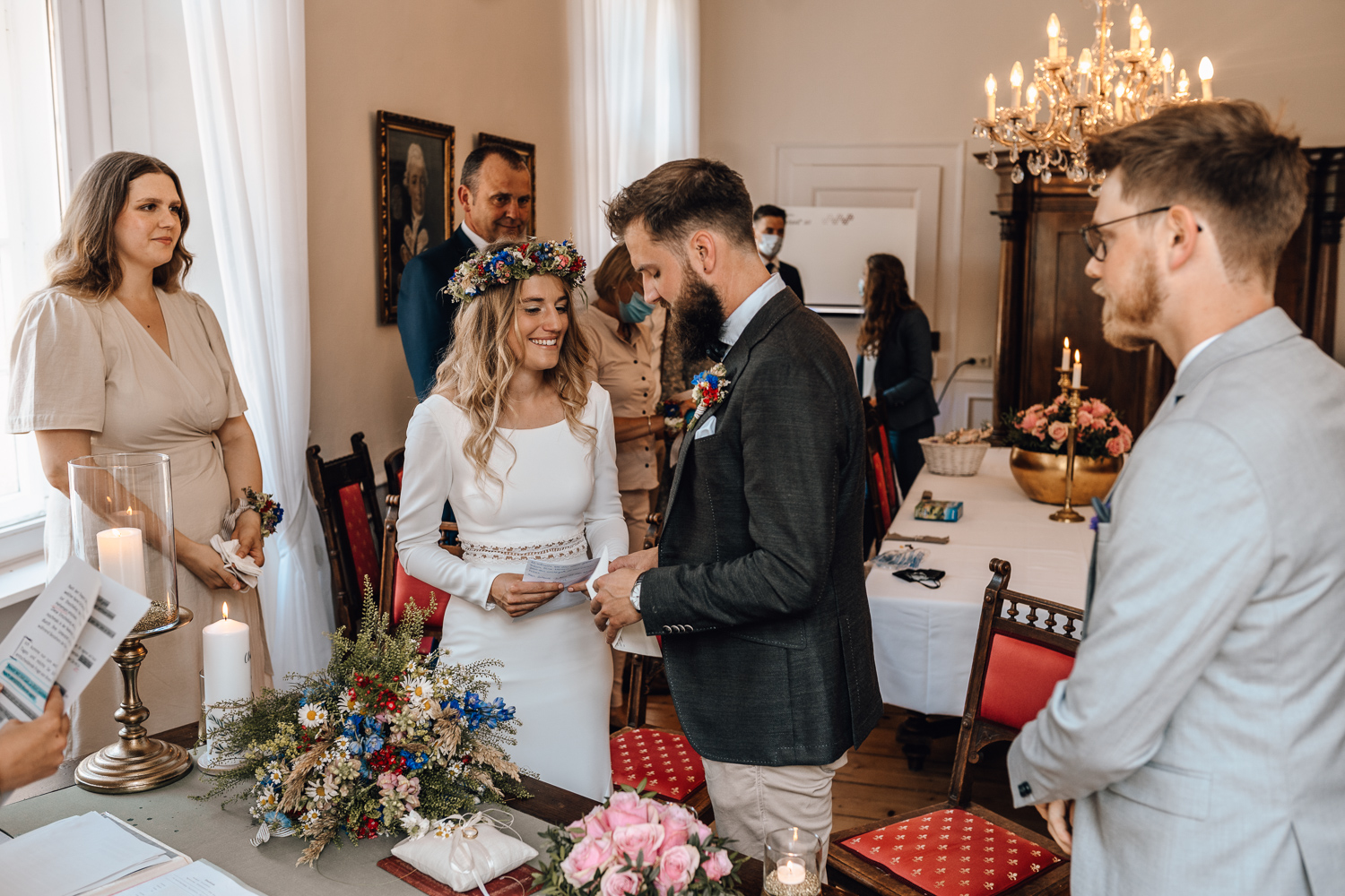 Gartenhochzeit Hochzeitsfotograf Osnabrück Hochzeitsfotografin Osnabrück Freie Trauungen Osnabrück Julian Hügelmeyer Osnabrück Hochzeitslocation Osnabrück Hochzeitsfotograf Münster Hochzeitsfotograf Hochzeitsfotograf Haus Marck standesamtliche Trauung Osnabrück Hochzeit Lockdown Hochzeit Corona Hochzeitsfotograf Ostbevern Lichterglanz Fotografie Wild Daisy Wedding Brautmomente von Frau Lehmann Sommerhochzeit Hochzeitsblog Mit Liebe kreiert Jakob J. Lübke