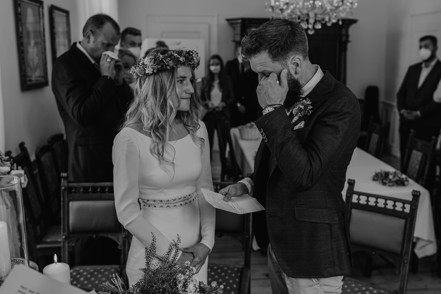 Gartenhochzeit Hochzeitsfotograf Osnabrück Hochzeitsfotografin Osnabrück Freie Trauungen Osnabrück Julian Hügelmeyer Osnabrück Hochzeitslocation Osnabrück Hochzeitsfotograf Münster Hochzeitsfotograf Hochzeitsfotograf Haus Marck standesamtliche Trauung Osnabrück Hochzeit Lockdown Hochzeit Corona Hochzeitsfotograf Ostbevern Lichterglanz Fotografie Wild Daisy Wedding Brautmomente von Frau Lehmann Sommerhochzeit Hochzeitsblog Mit Liebe kreiert Jakob J. Lübke