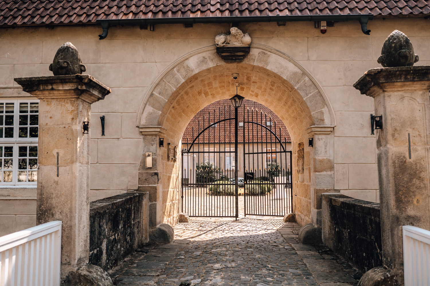 Gartenhochzeit Hochzeitsfotograf Osnabrück Hochzeitsfotografin Osnabrück Freie Trauungen Osnabrück Julian Hügelmeyer Osnabrück Hochzeitslocation Osnabrück Hochzeitsfotograf Münster Hochzeitsfotograf Hochzeitsfotograf Haus Marck standesamtliche Trauung Osnabrück Hochzeit Lockdown Hochzeit Corona Hochzeitsfotograf Ostbevern Lichterglanz Fotografie Wild Daisy Wedding Brautmomente von Frau Lehmann Sommerhochzeit Hochzeitsblog Mit Liebe kreiert Jakob J. Lübke