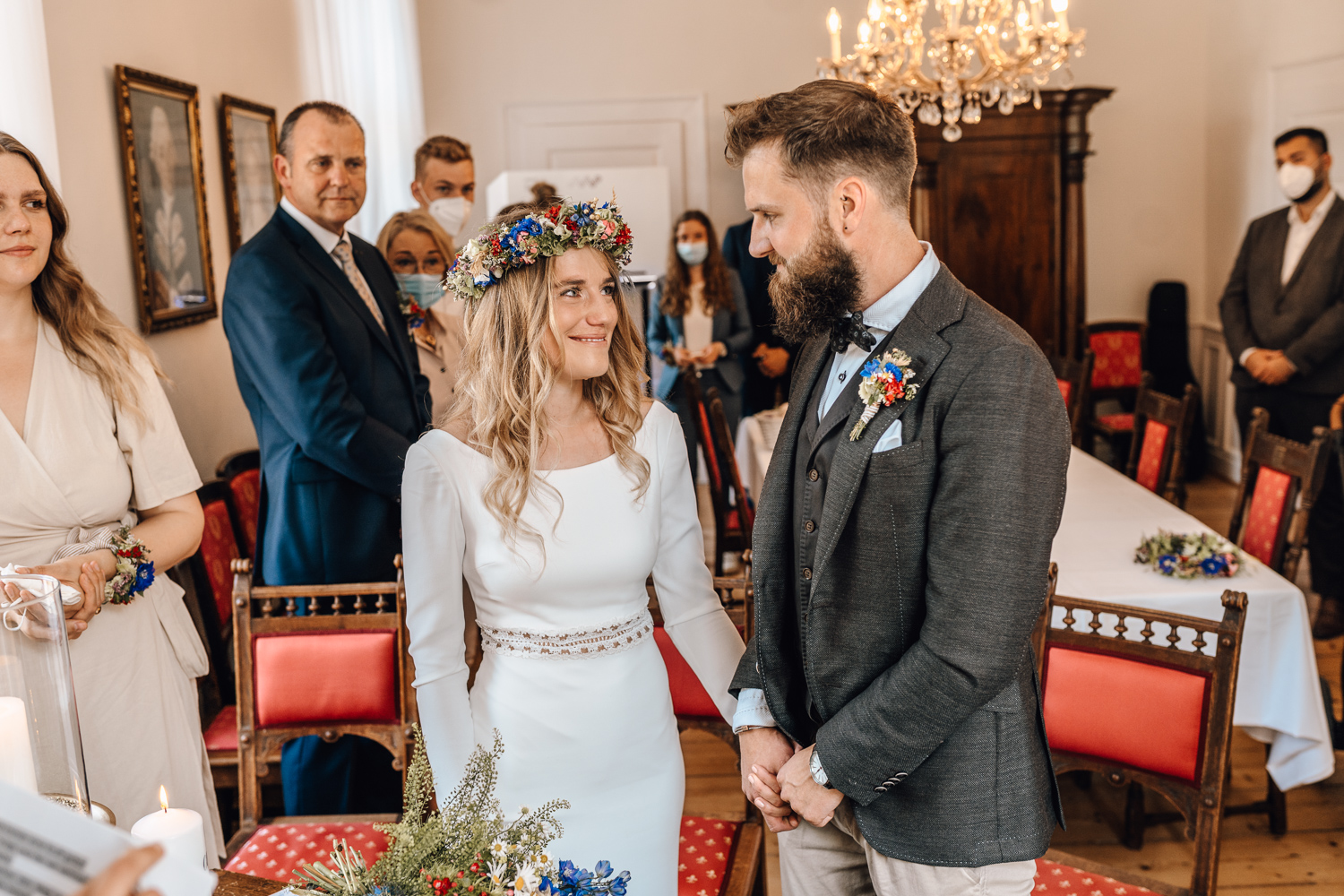 Gartenhochzeit Hochzeitsfotograf Osnabrück Hochzeitsfotografin Osnabrück Freie Trauungen Osnabrück Julian Hügelmeyer Osnabrück Hochzeitslocation Osnabrück Hochzeitsfotograf Münster Hochzeitsfotograf Hochzeitsfotograf Haus Marck standesamtliche Trauung Osnabrück Hochzeit Lockdown Hochzeit Corona Hochzeitsfotograf Ostbevern Lichterglanz Fotografie Wild Daisy Wedding Brautmomente von Frau Lehmann Sommerhochzeit Hochzeitsblog Mit Liebe kreiert Jakob J. Lübke
