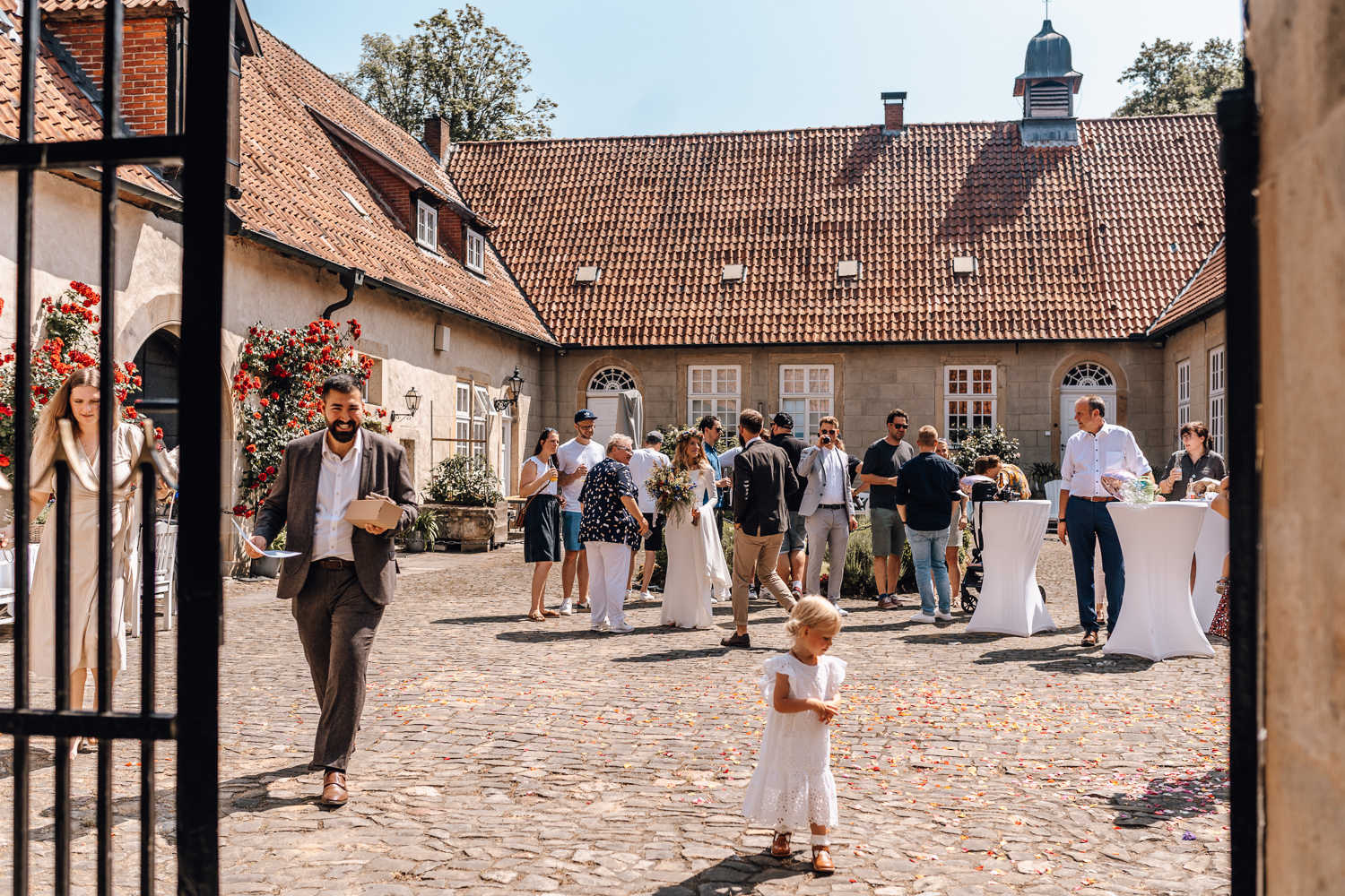Gartenhochzeit Hochzeitsfotograf Osnabrück Hochzeitsfotografin Osnabrück Freie Trauungen Osnabrück Julian Hügelmeyer Osnabrück Hochzeitslocation Osnabrück Hochzeitsfotograf Münster Hochzeitsfotograf Hochzeitsfotograf Haus Marck standesamtliche Trauung Osnabrück Hochzeit Lockdown Hochzeit Corona Hochzeitsfotograf Ostbevern Lichterglanz Fotografie Wild Daisy Wedding Brautmomente von Frau Lehmann Sommerhochzeit Hochzeitsblog Mit Liebe kreiert Jakob J. Lübke