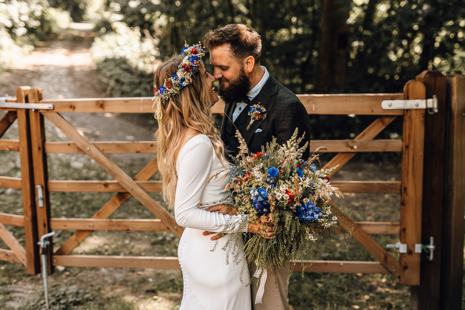 Gartenhochzeit Hochzeitsfotograf Osnabrück Hochzeitsfotografin Osnabrück Freie Trauungen Osnabrück Julian Hügelmeyer Osnabrück Hochzeitslocation Osnabrück Hochzeitsfotograf Münster Hochzeitsfotograf Hochzeitsfotograf Haus Marck standesamtliche Trauung Osnabrück Hochzeit Lockdown Hochzeit Corona Hochzeitsfotograf Ostbevern Lichterglanz Fotografie Wild Daisy Wedding Brautmomente von Frau Lehmann Sommerhochzeit Hochzeitsblog Mit Liebe kreiert Jakob J. Lübke