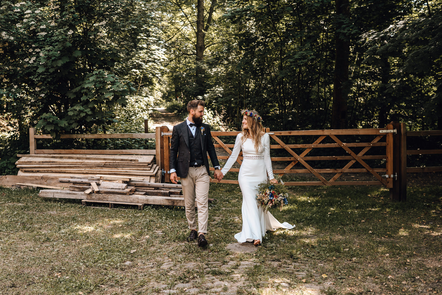 Gartenhochzeit Hochzeitsfotograf Osnabrück Hochzeitsfotografin Osnabrück Freie Trauungen Osnabrück Julian Hügelmeyer Osnabrück Hochzeitslocation Osnabrück Hochzeitsfotograf Münster Hochzeitsfotograf Hochzeitsfotograf Haus Marck standesamtliche Trauung Osnabrück Hochzeit Lockdown Hochzeit Corona Hochzeitsfotograf Ostbevern Lichterglanz Fotografie Wild Daisy Wedding Brautmomente von Frau Lehmann Sommerhochzeit Hochzeitsblog Mit Liebe kreiert Jakob J. Lübke
