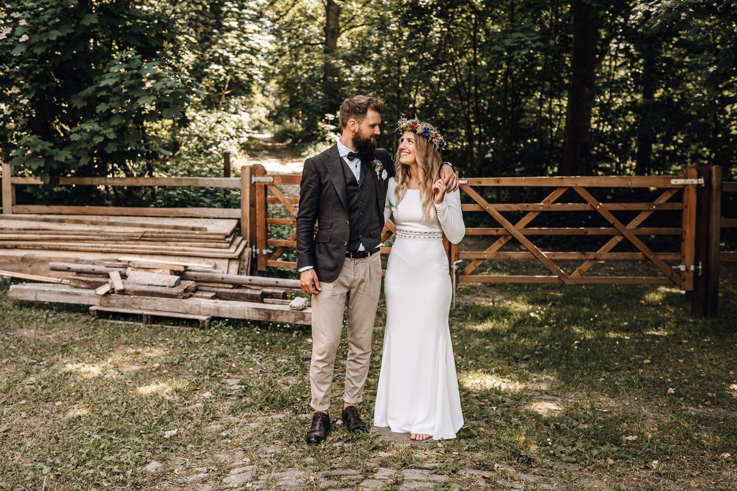 Gartenhochzeit Hochzeitsfotograf Osnabrück Hochzeitsfotografin Osnabrück Freie Trauungen Osnabrück Julian Hügelmeyer Osnabrück Hochzeitslocation Osnabrück Hochzeitsfotograf Münster Hochzeitsfotograf Hochzeitsfotograf Haus Marck standesamtliche Trauung Osnabrück Hochzeit Lockdown Hochzeit Corona Hochzeitsfotograf Ostbevern Lichterglanz Fotografie Wild Daisy Wedding Brautmomente von Frau Lehmann Sommerhochzeit Hochzeitsblog Mit Liebe kreiert Jakob J. Lübke