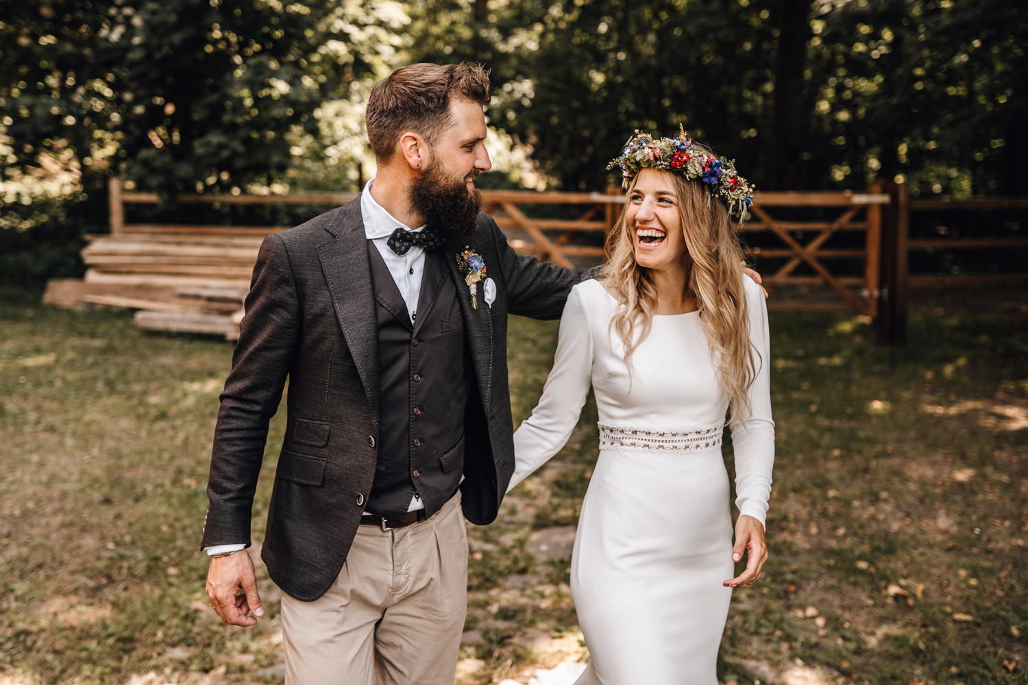 Gartenhochzeit Hochzeitsfotograf Osnabrück Hochzeitsfotografin Osnabrück Freie Trauungen Osnabrück Julian Hügelmeyer Osnabrück Hochzeitslocation Osnabrück Hochzeitsfotograf Münster Hochzeitsfotograf Hochzeitsfotograf Haus Marck standesamtliche Trauung Osnabrück Hochzeit Lockdown Hochzeit Corona Hochzeitsfotograf Ostbevern Lichterglanz Fotografie Wild Daisy Wedding Brautmomente von Frau Lehmann Sommerhochzeit Hochzeitsblog Mit Liebe kreiert Jakob J. Lübke