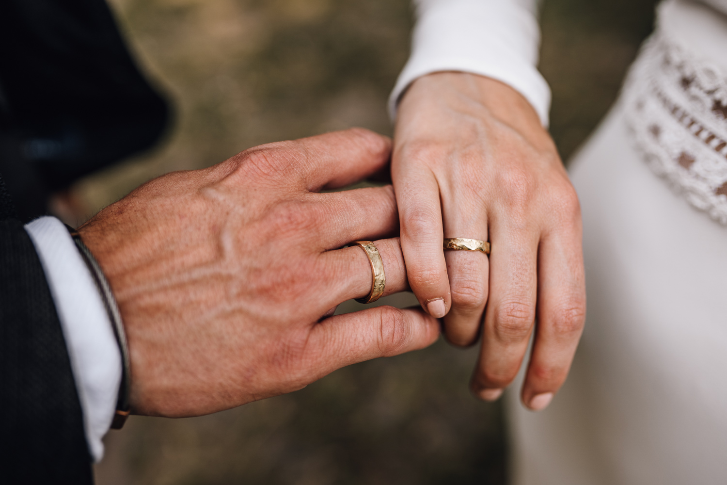 Gartenhochzeit Hochzeitsfotograf Osnabrück Hochzeitsfotografin Osnabrück Freie Trauungen Osnabrück Julian Hügelmeyer Osnabrück Hochzeitslocation Osnabrück Hochzeitsfotograf Münster Hochzeitsfotograf Hochzeitsfotograf Haus Marck standesamtliche Trauung Osnabrück Hochzeit Lockdown Hochzeit Corona Hochzeitsfotograf Ostbevern Lichterglanz Fotografie Wild Daisy Wedding Brautmomente von Frau Lehmann Sommerhochzeit Hochzeitsblog Mit Liebe kreiert Jakob J. Lübke