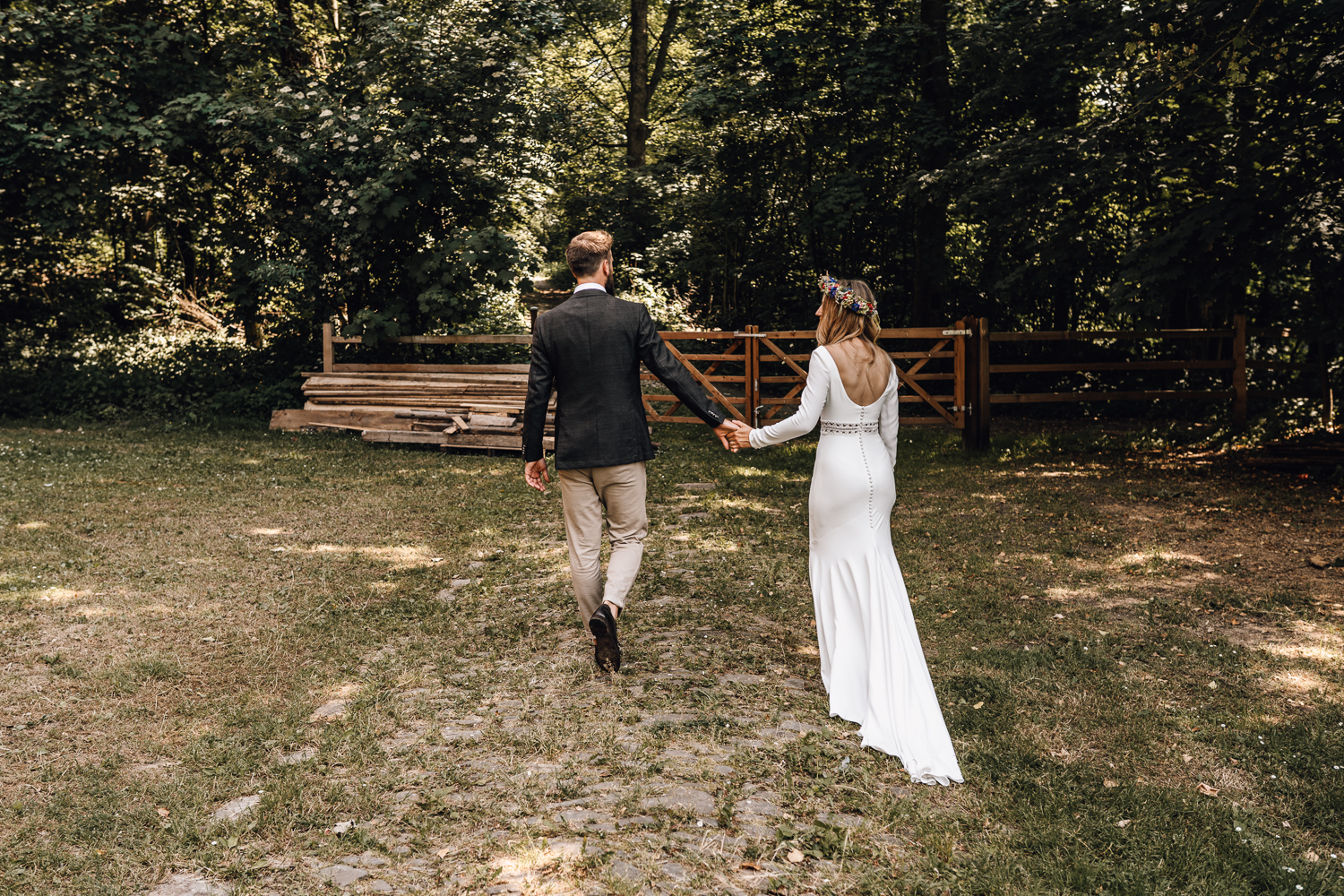 Gartenhochzeit Hochzeitsfotograf Osnabrück Hochzeitsfotografin Osnabrück Freie Trauungen Osnabrück Julian Hügelmeyer Osnabrück Hochzeitslocation Osnabrück Hochzeitsfotograf Münster Hochzeitsfotograf Hochzeitsfotograf Haus Marck standesamtliche Trauung Osnabrück Hochzeit Lockdown Hochzeit Corona Hochzeitsfotograf Ostbevern Lichterglanz Fotografie Wild Daisy Wedding Brautmomente von Frau Lehmann Sommerhochzeit Hochzeitsblog Mit Liebe kreiert Jakob J. Lübke