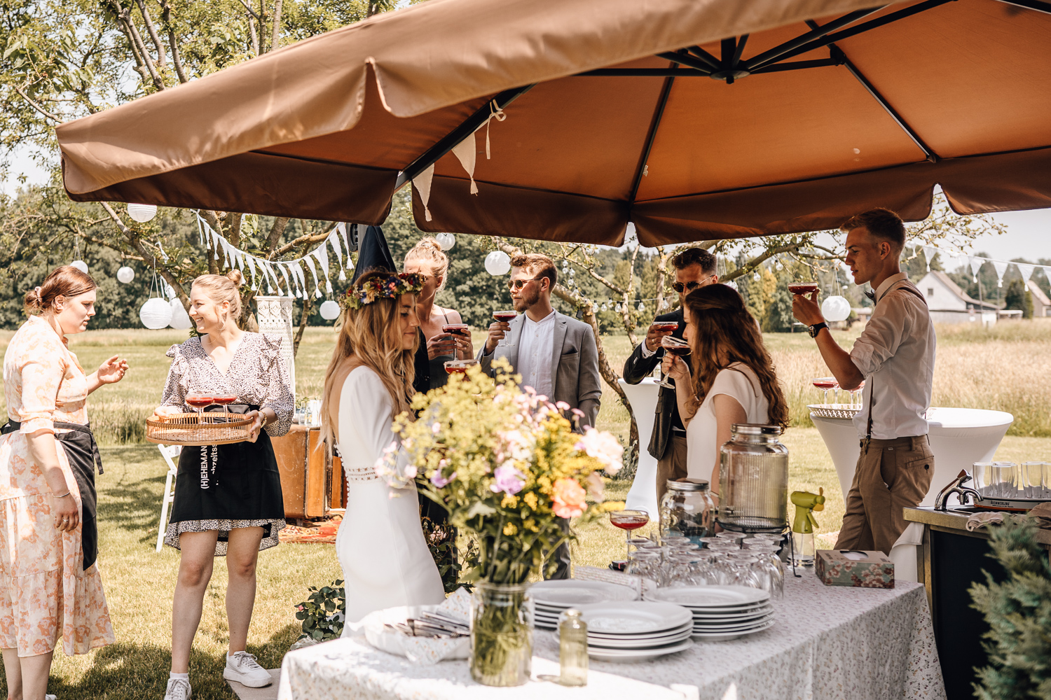 Gartenhochzeit Hochzeitsfotograf Osnabrück Hochzeitsfotografin Osnabrück Freie Trauungen Osnabrück Julian Hügelmeyer Osnabrück Hochzeitslocation Osnabrück Hochzeitsfotograf Münster Hochzeitsfotograf Hochzeitsfotograf Haus Marck standesamtliche Trauung Osnabrück Hochzeit Lockdown Hochzeit Corona Hochzeitsfotograf Ostbevern Lichterglanz Fotografie Wild Daisy Wedding Brautmomente von Frau Lehmann Sommerhochzeit Hochzeitsblog Mit Liebe kreiert Jakob J. Lübke