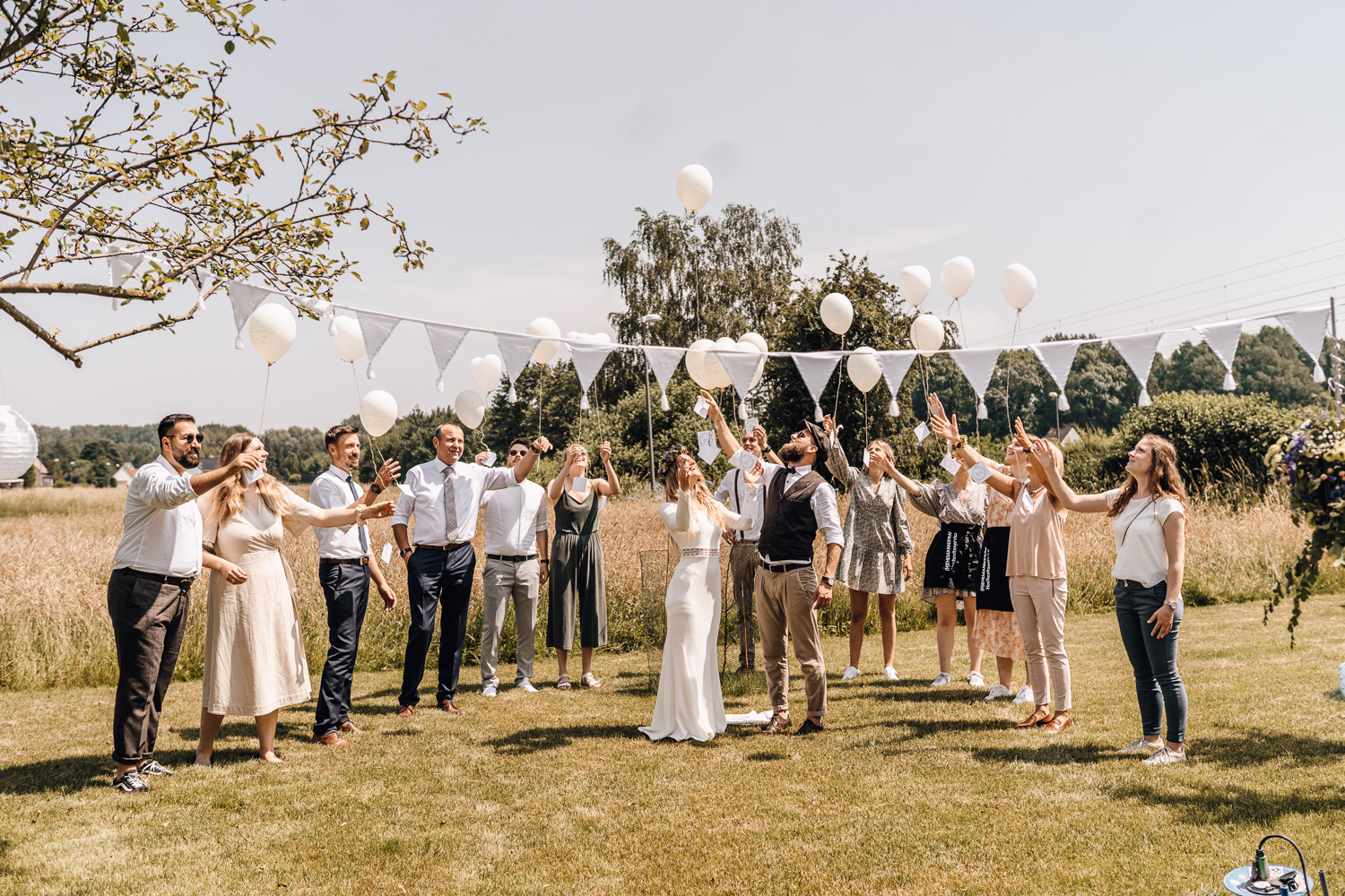Gartenhochzeit Hochzeitsfotograf Osnabrück Hochzeitsfotografin Osnabrück Freie Trauungen Osnabrück Julian Hügelmeyer Osnabrück Hochzeitslocation Osnabrück Hochzeitsfotograf Münster Hochzeitsfotograf Hochzeitsfotograf Haus Marck standesamtliche Trauung Osnabrück Hochzeit Lockdown Hochzeit Corona Hochzeitsfotograf Ostbevern Lichterglanz Fotografie Wild Daisy Wedding Brautmomente von Frau Lehmann Sommerhochzeit Hochzeitsblog Mit Liebe kreiert Jakob J. Lübke