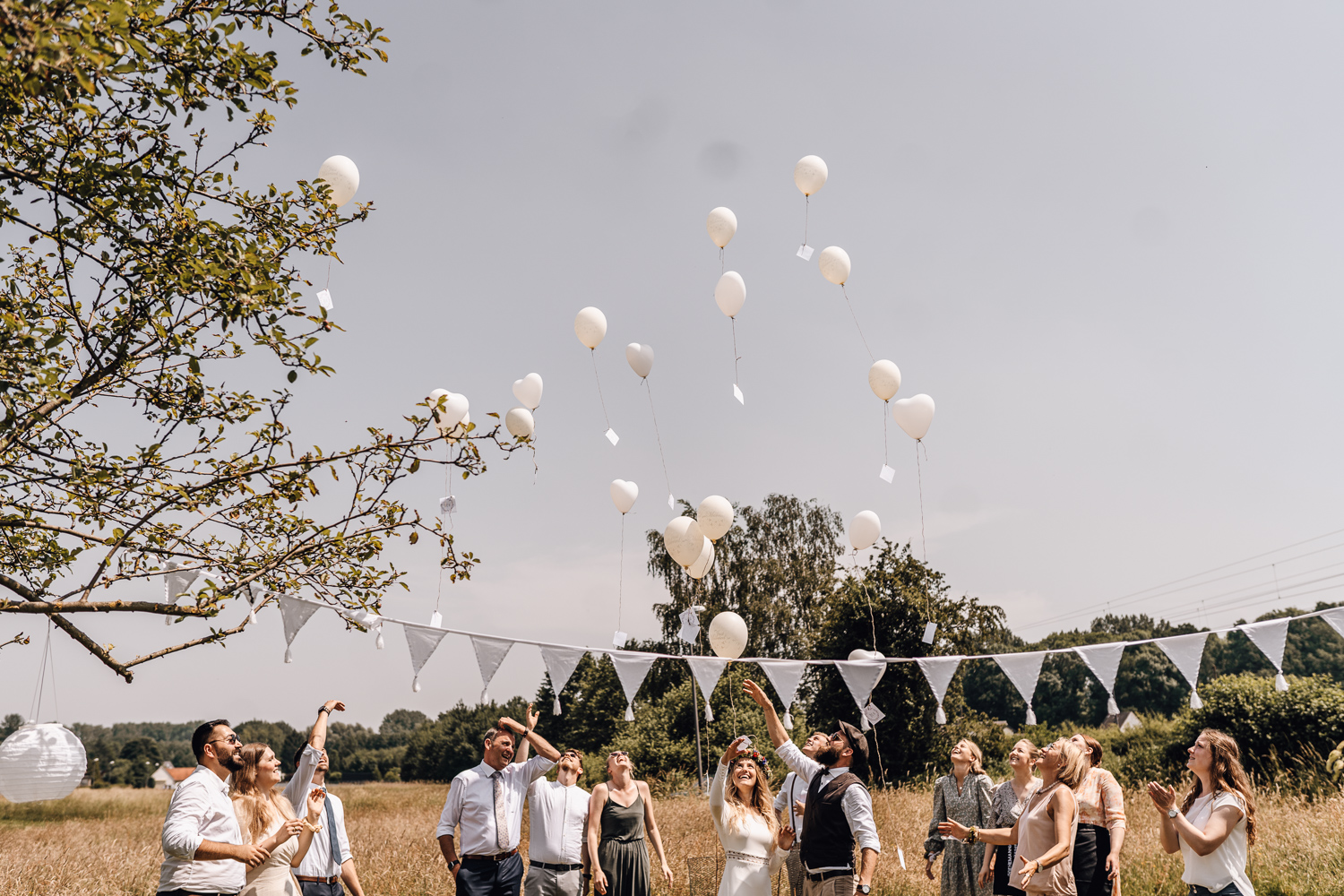 Gartenhochzeit Hochzeitsfotograf Osnabrück Hochzeitsfotografin Osnabrück Freie Trauungen Osnabrück Julian Hügelmeyer Osnabrück Hochzeitslocation Osnabrück Hochzeitsfotograf Münster Hochzeitsfotograf Hochzeitsfotograf Haus Marck standesamtliche Trauung Osnabrück Hochzeit Lockdown Hochzeit Corona Hochzeitsfotograf Ostbevern Lichterglanz Fotografie Wild Daisy Wedding Brautmomente von Frau Lehmann Sommerhochzeit Hochzeitsblog Mit Liebe kreiert Jakob J. Lübke