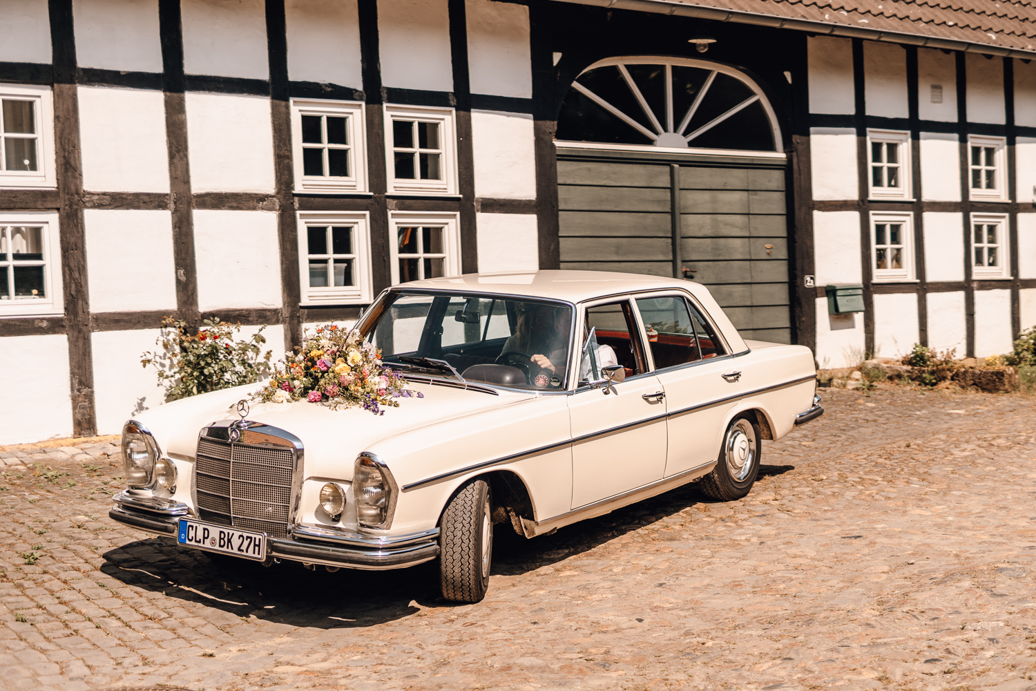 Gartenhochzeit Hochzeitsfotograf Osnabrück Hochzeitsfotografin Osnabrück Freie Trauungen Osnabrück Julian Hügelmeyer Osnabrück Hochzeitslocation Osnabrück Hochzeitsfotograf Münster Hochzeitsfotograf Hochzeitsfotograf Haus Marck standesamtliche Trauung Osnabrück Hochzeit Lockdown Hochzeit Corona Hochzeitsfotograf Ostbevern Lichterglanz Fotografie Wild Daisy Wedding Brautmomente von Frau Lehmann Sommerhochzeit Hochzeitsblog Mit Liebe kreiert Jakob J. Lübke