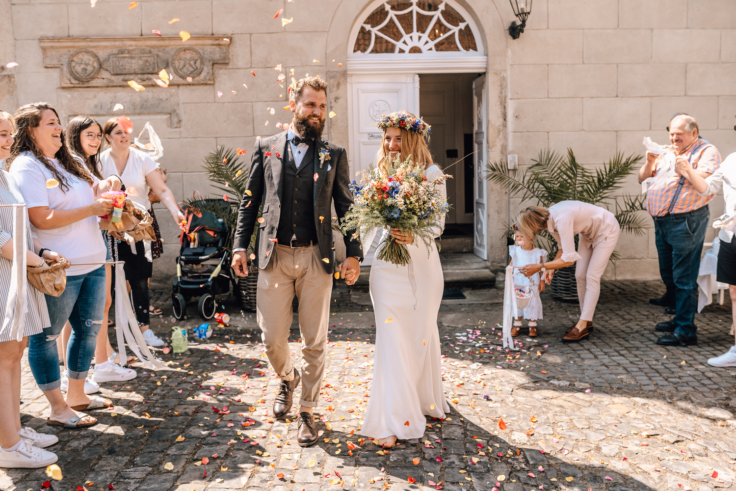 Gartenhochzeit Hochzeitsfotograf Osnabrück Hochzeitsfotografin Osnabrück Freie Trauungen Osnabrück Julian Hügelmeyer Osnabrück Hochzeitslocation Osnabrück Hochzeitsfotograf Münster Hochzeitsfotograf Hochzeitsfotograf Haus Marck standesamtliche Trauung Osnabrück Hochzeit Lockdown Hochzeit Corona Hochzeitsfotograf Ostbevern Lichterglanz Fotografie Wild Daisy Wedding Brautmomente von Frau Lehmann Sommerhochzeit Hochzeitsblog Mit Liebe kreiert Jakob J. Lübke